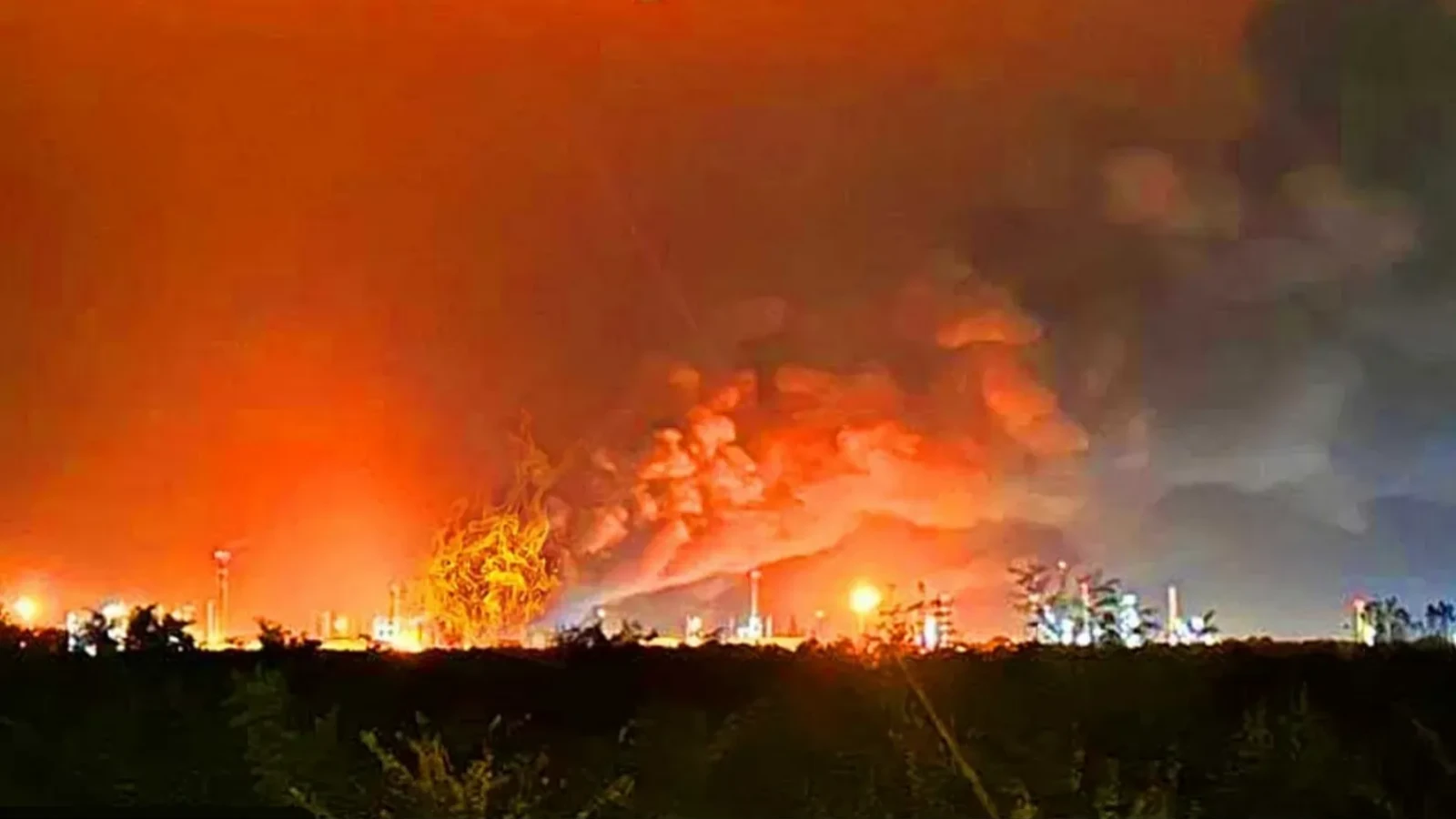 VIDEO Dronele ucrainene lovesc la 1.300 de kilometri în interiorul Rusiei - Marea rafinărie din Ufa este în flăcări
