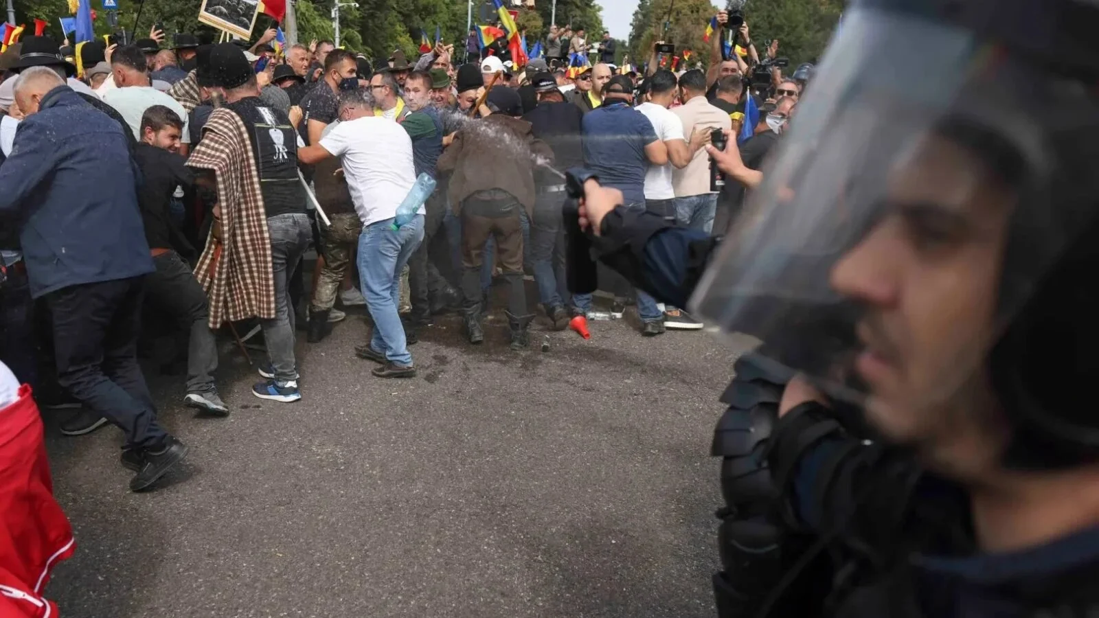 Haos în unele zone din Capitală! Grupuri de protestatari blochează străzi din zona Guvernului: pasajul Victoriei - blocat