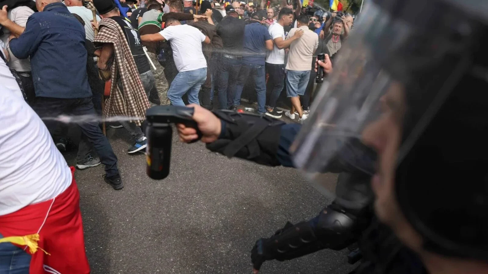 Protestatarii au rupt baricada Jandarmeriei de la Guvern: pare că vor să intre în sediul Executivului