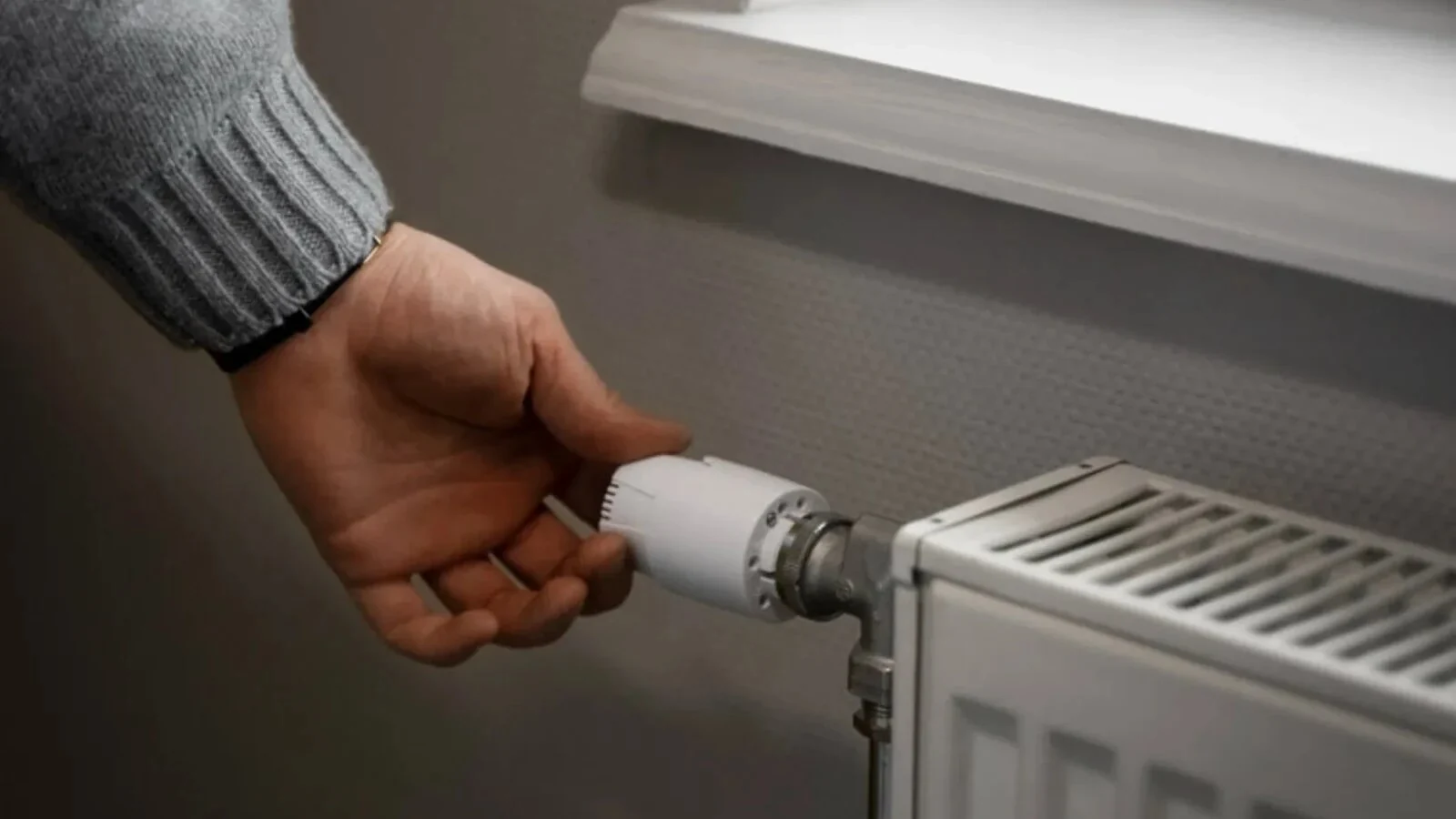 De ce nu trebuie să dai niciodată termostatul la 25 de grade când ajungi într-o casă rece